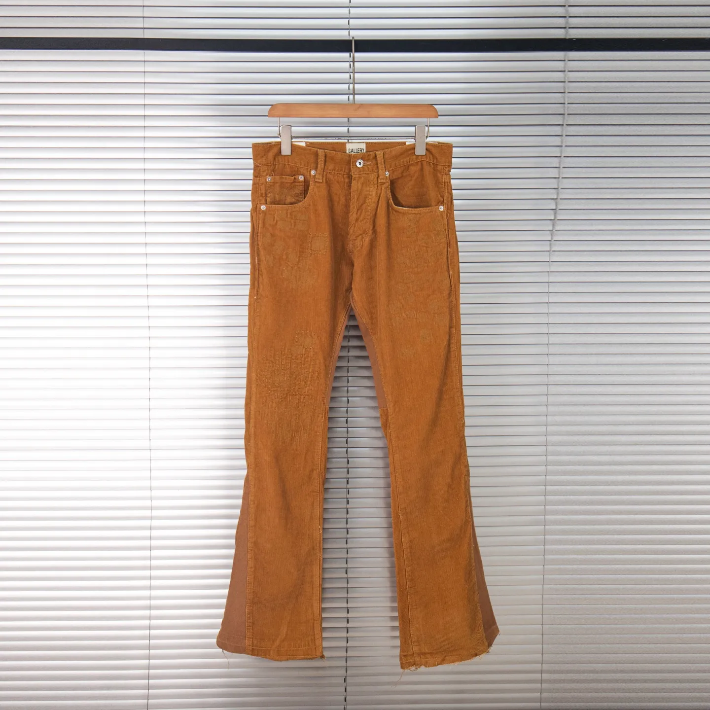 P240 Chrome Hearts Gallery 2025 corduroy spliced ​​multi-pocket couple bootcut jeans are a hot trend this season and are sought after by countless celebrities and fashionistas. The neat details of the cutting process add color to the playful fashion! The neat and meticulous design, and the well-fitting structure is unique. The upper body not only has outstanding recognition, but also looks younger and younger. A style with the ultimate wearing meaning and performance, gorgeous color matching, and the craftsmanship of this style is also extremely extraordinary. After the finished product is washed, it is disassembled and hand-made with sheepskin cross leather and then spliced ​​together to complete. The whole piece has too many craftsmanship to describe. It is decorated with patchwork cross flowers and high-waisted washed jeans! ! Absolutely high-end luxury product, a god-level single product, a super popular product, made by top heavy industry, a magic weapon that cannot be missed to hit the streets. Style number: 1847 Size: 28 30 32 34 36 Color: yellow